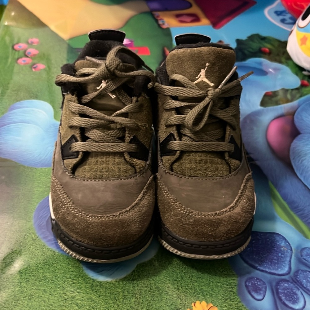 AIR JORDAN (BARELY WORN)